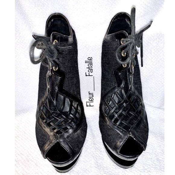 Gorgeous Fashionable  Black Heels 🖤 - Picture 1 of 3